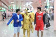 二次元动漫人物现身地球，按规矩排队上车，小编尾随揭秘
