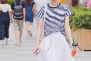 时尚街拍中T恤下摆掖一角的原因及其流行趋势解析