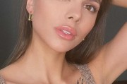 探索俄罗斯网红Viki Odintcova：魅力御姐的模特生涯与完美身材