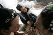 累到变成“睡美人”的新娘：中国人的很多心理