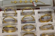 金包银首饰走红，含金量却成谜，市场监管部门表示难以检测其真实含金量