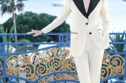 李宇春戛纳红毯惊艳亮相：Gucci西服与高级珠宝的完美搭配