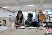 千年瓷都景德镇：留学生用陶瓷文化搭建国际交流桥梁