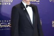黄景瑜、金在中、朴叙俊等男神纷纷穿正装