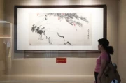 北京站候车室新增名家画作展览，旅客可近距离欣赏松鹤图等经典作品