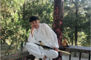 鲶鱼怪下山装神仙？网友：菠萝今天健身了吗？