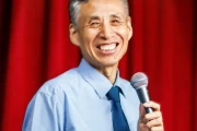 64 岁脱口秀新人李文山：讲述恋爱故事，调侃变老与死亡