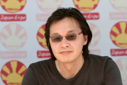 二次元文化从边缘走向大众视野，却被指责为媚宅文化，这是为何？