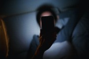 助眠主播创意无限：从蟑螂啃方便面到ASMR，探索独特放松体验