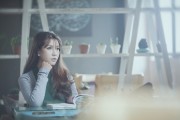 李庭筠首次进入女生宿舍前的紧张与期待：冷水澡与千岁山矿泉水的故事