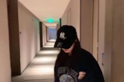 浅灰色帽子是不 想买一顶毛线帽来带 那浅灰色毛线帽要搭配什么颜色的衣服呢 我的衣服差不多都是淡色的