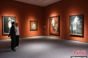 光与色：尤里·卡留塔展览在四川美术学院美术馆开幕，展现俄罗斯艺术魅力